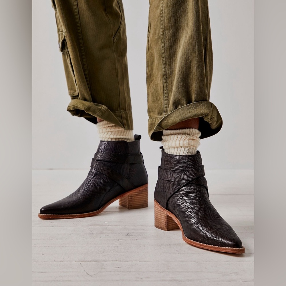 Free People Back Loop Bootie (37.5)